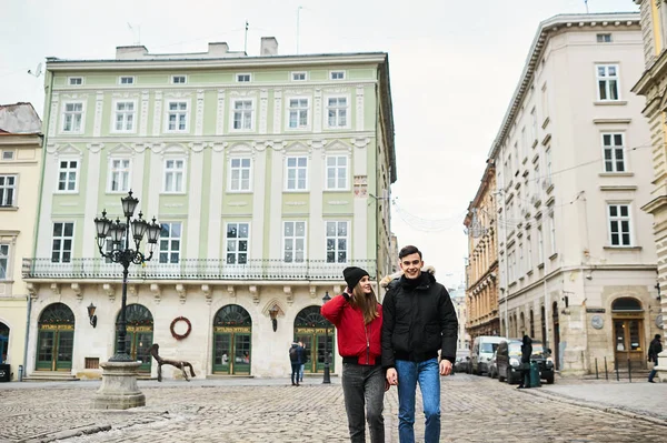 Una Pareja Jóvenes Moda Pasea Por Ciudad Navidad —  Fotos de Stock