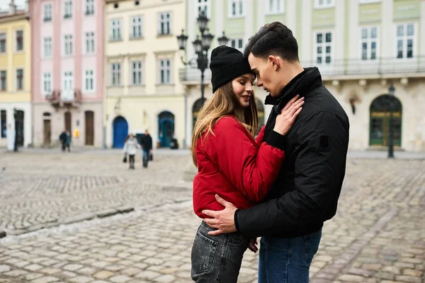 Módní Mladý Pár Procházky Městě Vánoce — Stock fotografie