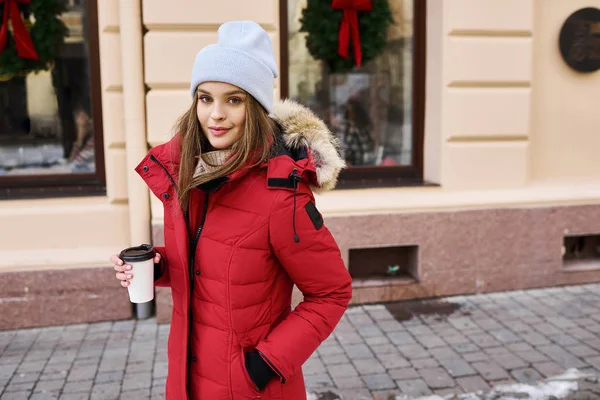 冬の街を歩く若いファッショナブルな女の子の肖像 — ストック写真