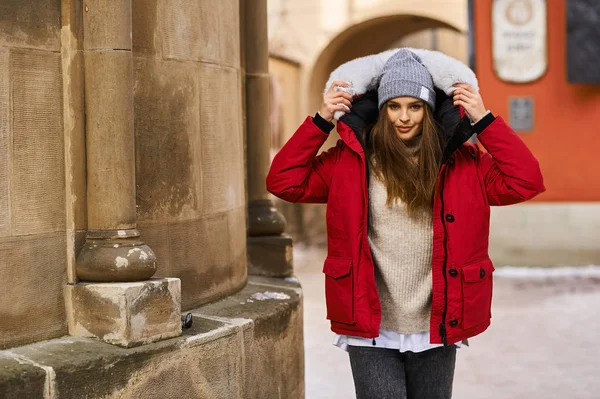Kışın Şehrin Sokaklarında Gezen Zarif Genç Bir Kızın Portresi — Stok fotoğraf