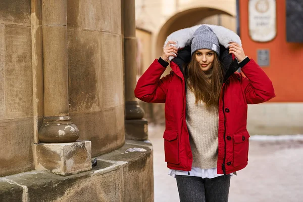 Porträtt Ung Fashionabel Flicka Promenader Gatan Staden Vintern — Stockfoto