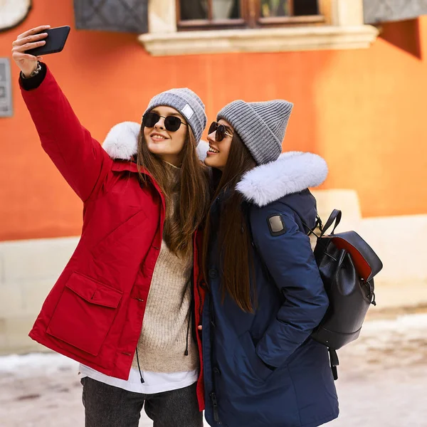 Una Joven Moda Traga Divierte Ciudad Navidad — Foto de Stock