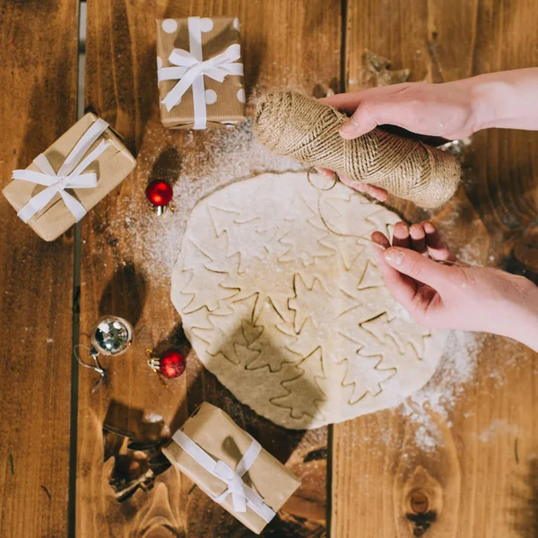 Menyiapkan Kuki Natal Pada Latar Belakang Kayu Flatlay Tampilan Atas Stok Foto Bebas Royalti