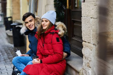 Modayı takip eden genç bir çift Noel zamanı şehirde yürür.