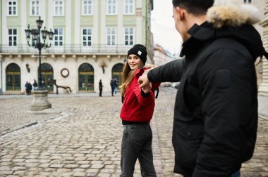 Modayı takip eden genç bir çift Noel zamanı şehirde yürür.