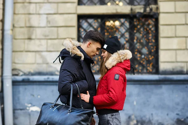 Una Pareja Jóvenes Moda Pasea Por Ciudad Navidad — Foto de Stock