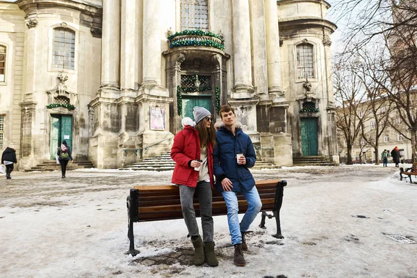 Modayı Takip Eden Genç Bir Çift Noel Zamanı Şehirde Yürür — Stok fotoğraf