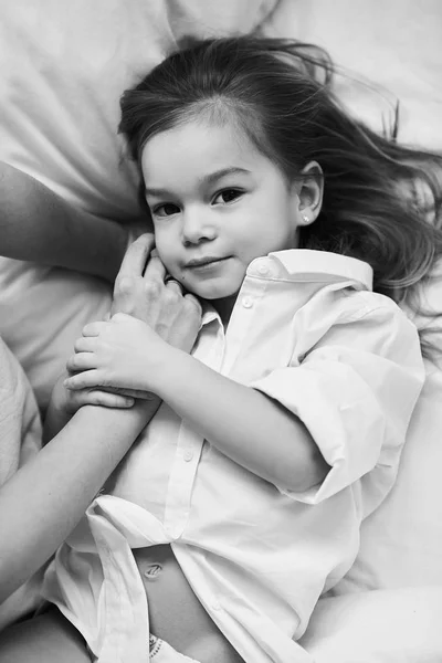 Porträt eines schönen kleinen Mädchens im Morgenschlafzimmer — Stockfoto