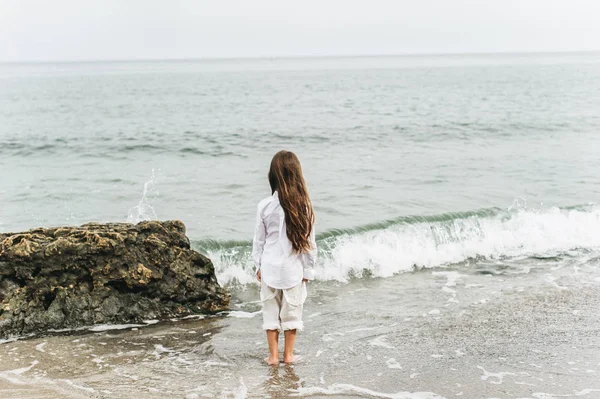 Menina adorável na praia durante as férias de verão — Fotografia de Stock