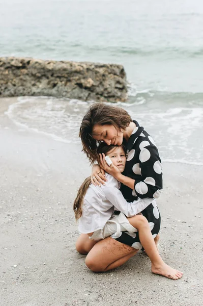 Moeder en dochter hand in hand en lopen op strand. Moeder en — Stockfoto