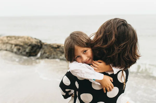 Porträtt av mamma och dotter på sea beach — Stockfoto