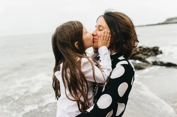 Porträts von Mutter und Tochter am Strand — Stockfoto