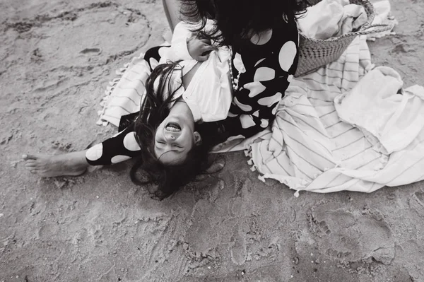 Mère et fille se tenant la main et marchant sur la plage. Maman et — Photo