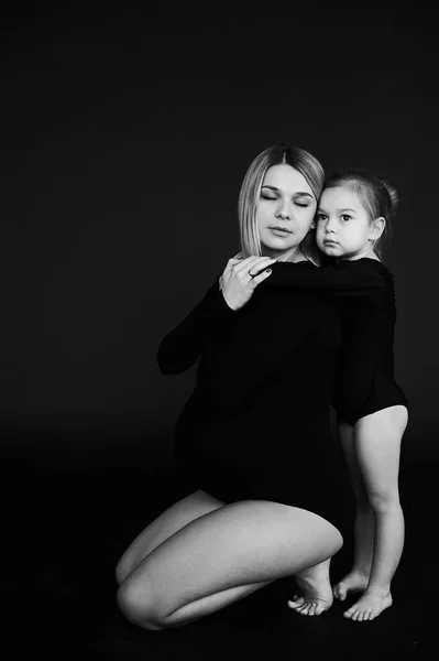 A portrait of beautiful pregnant mother with her little daughter — Stock Photo, Image