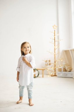 Güzel bir ahşap tabure oturup bir güzel kız