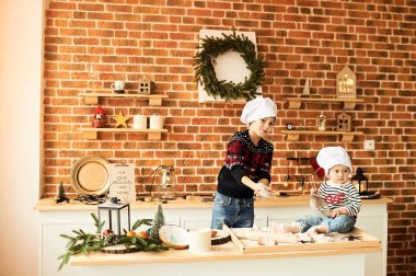 Çocuk pişmiş ve un ve kitch hamur ile oynadı