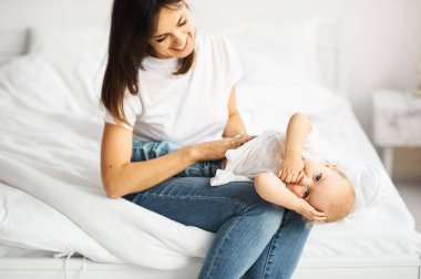 mutlu sevgi dolu aile. çocukları yatakta ile oynarken annesi