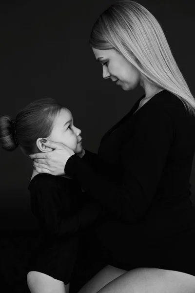 그녀의 작은 딸과 함께 아름 다운 임신 어머니의 초상화 — 스톡 사진
