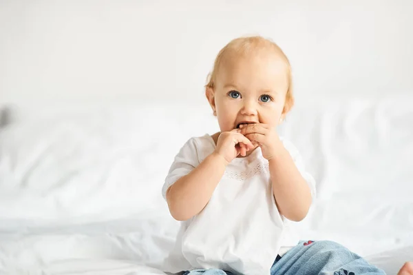 Bambini felici che giocano in camera da letto bianca. Ragazzino e ragazza, fratellino — Foto Stock