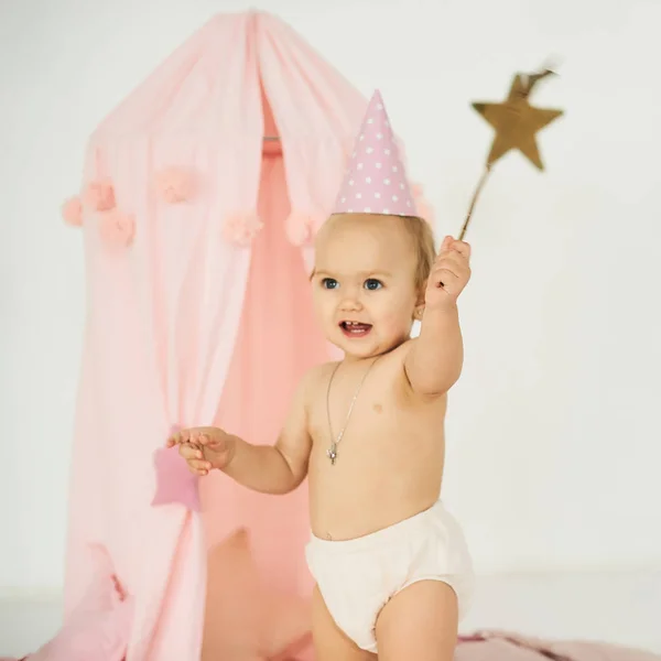 큰 케이크 근처 마법의 지팡이 함께 핑크 텐트에 작은 아기. — 스톡 사진