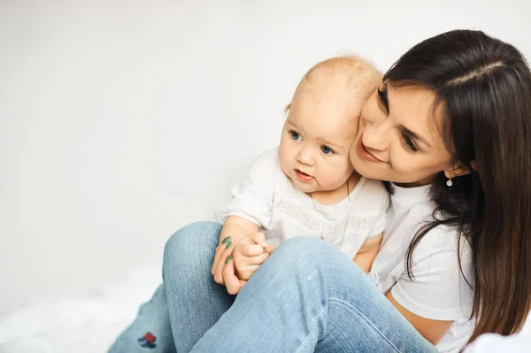 Gelukkige liefdevolle familie. moeder speelt met haar kinderen in het bed — Stockfoto