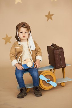 rüyalar ve seyahat kavramı. Pilot pilot çocuk oyuncak AI ile