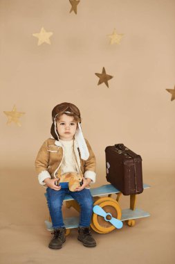 rüyalar ve seyahat kavramı. Pilot pilot çocuk oyuncak AI ile