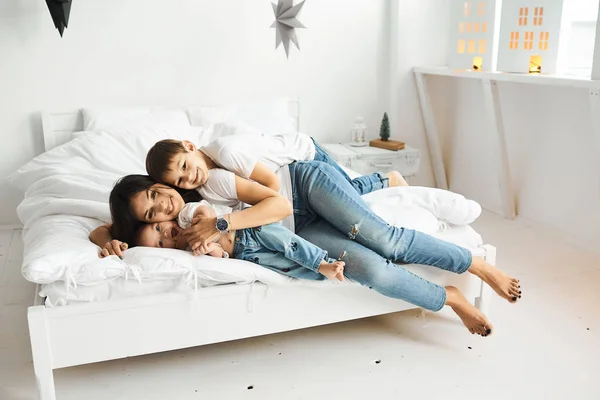 Mutlu sevgi dolu aile. çocukları yatakta ile oynarken annesi — Stok fotoğraf