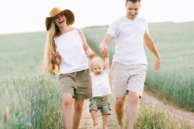 Genç bir aile alanında küçük bebekleri ile eğlenceli bir var