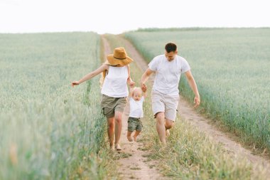 Genç bir aile alanında küçük bebekleri ile eğlenceli bir var
