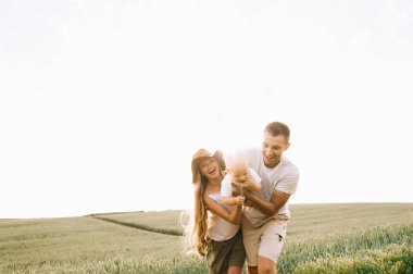 alanında genç mutlu bir aileye sahip eğlenceli bir