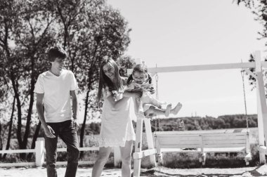 Mutlu bir aile açık havada birlikte vakit. Baba, anne ve