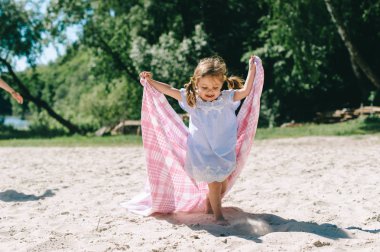 Mutlu bir aile açık havada birlikte vakit. Baba, anne ve
