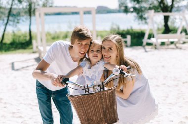 Mutlu bir aile açık havada birlikte vakit. Baba, anne ve