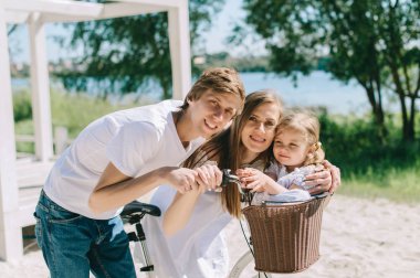Mutlu bir aile açık havada birlikte vakit. Baba, anne ve