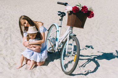 Mutlu bir aile açık havada birlikte vakit. Baba, anne ve