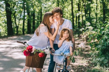 Mutlu genç aile dışında birlikte vakit. Baba Anne