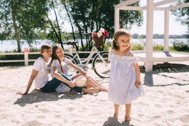 Mutlu bir aile açık havada birlikte vakit. Baba, anne ve