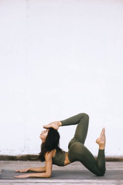 Yoga çekici model poz cinsel pıhtı içinde beyaz arka plan üzerinde