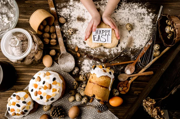 Pâque de cuisson sur un fond en bois. le concept de célébration — Photo