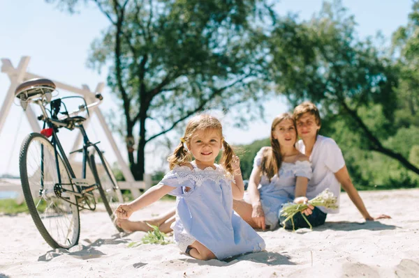 Família feliz ao ar livre passar o tempo juntos. Pai, mãe e — Fotografia de Stock