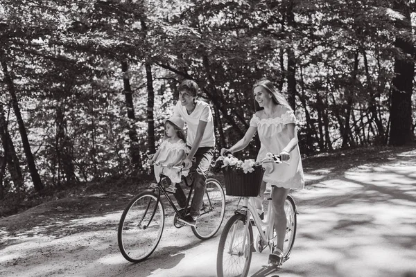 Feliz familia joven pasar tiempo juntos fuera. Padre madre — Foto de Stock