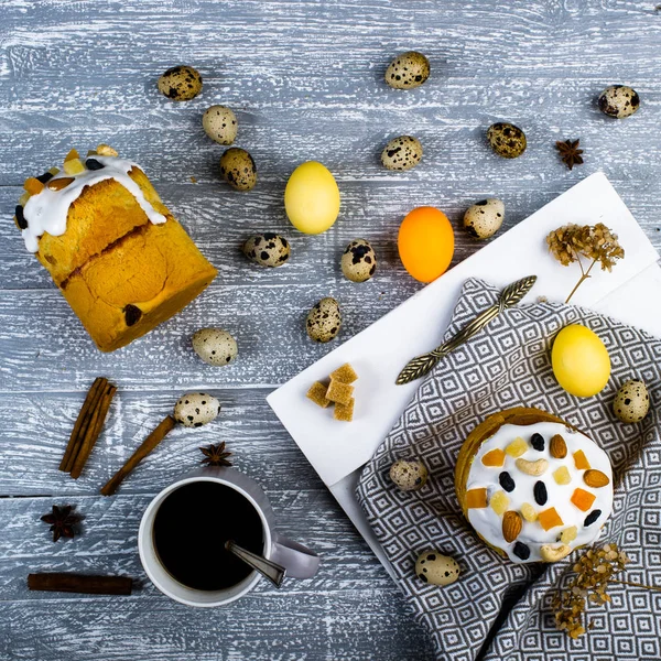 Baking easter on a wooden background. the concept of celebrating — Stock Photo, Image