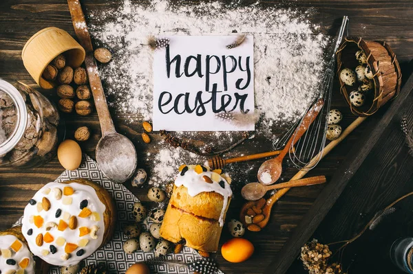 Pâque de cuisson sur un fond en bois. le concept de célébration — Photo