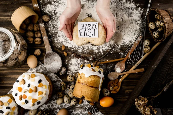 Cozimento Páscoa em um fundo de madeira. o conceito de celebrar — Fotografia de Stock