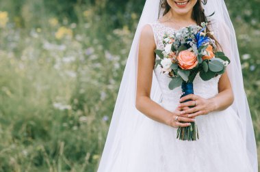 El düğün buketi ile gelinlik Bride