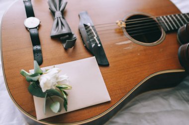 Set damat kelebek kemer kol düğmeleri saatler Erkek aksesuarlar gitar Ayakkabı