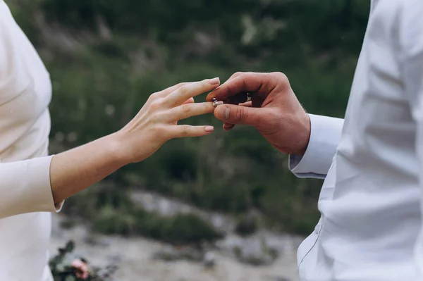 Noivo Usa Noiva Anel Casamento Cerimônia — Fotografia de Stock