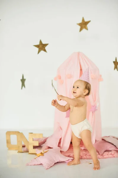 Een Kleine Baby Een Roze Tent Met Een Toverstaf Buurt — Stockfoto