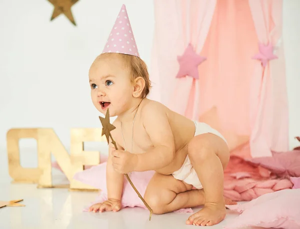 Ein Kleines Baby Einem Rosafarbenen Zelt Mit Zauberstab Neben Einer — Stockfoto